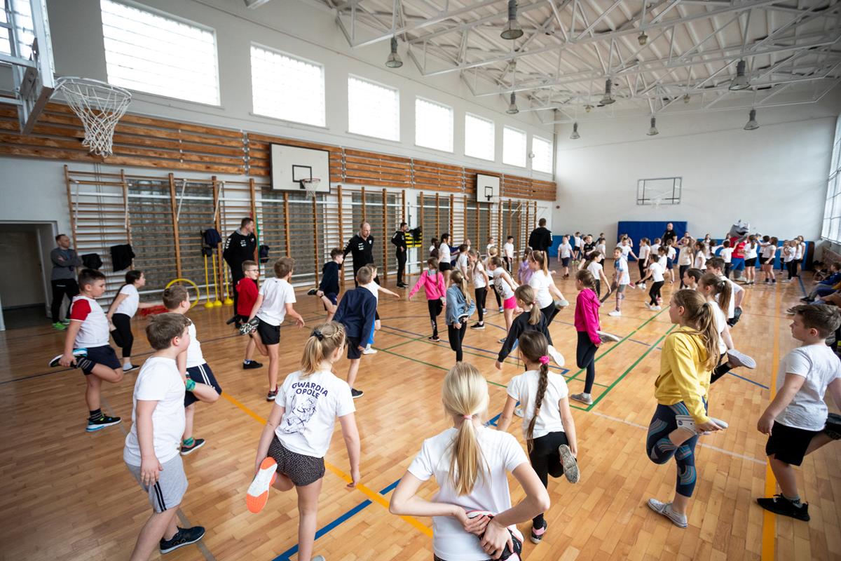 Lekcja wf-u z zawodnikami Gwardii Opole! Zdjęcie ćwiczących uczniów na sali gimnastycznej