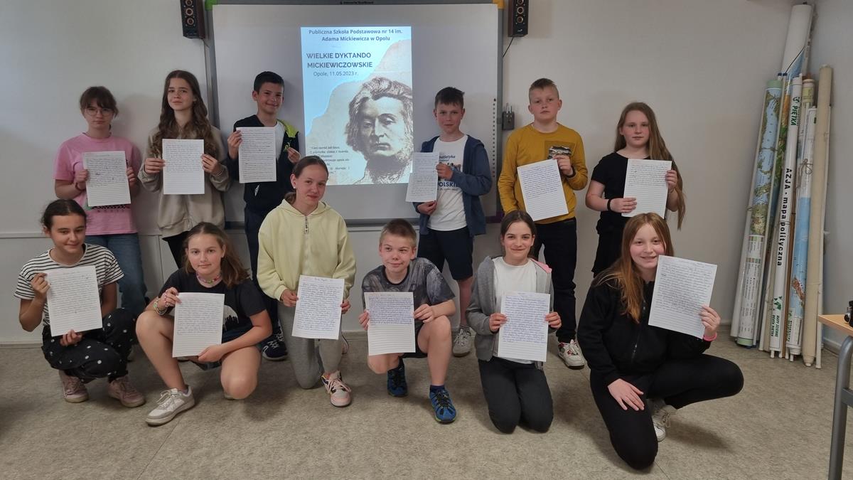 „Wielkie Dyktando Mickiewiczowskie” - zdjęcie grupowe uczniów