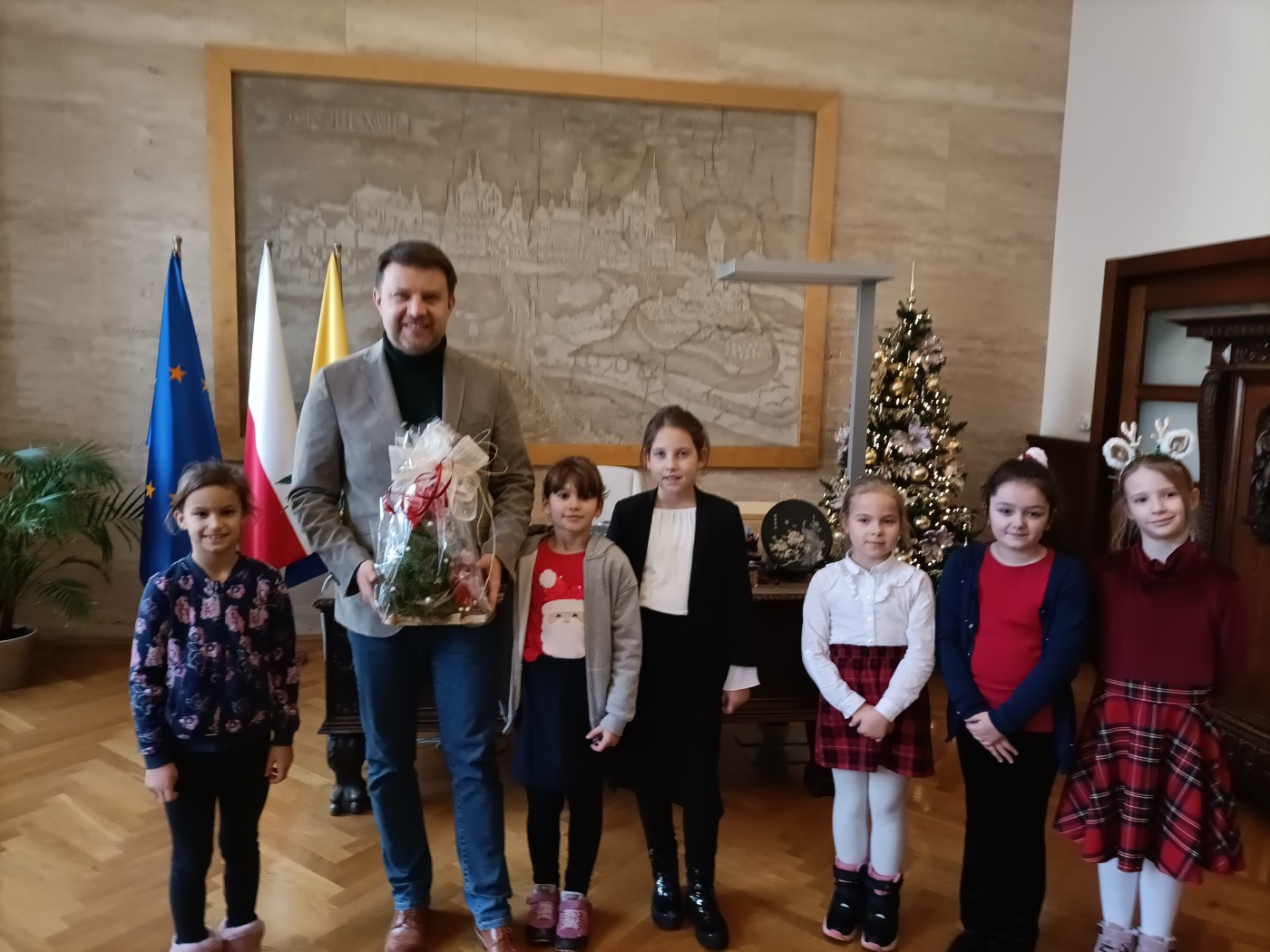 Zdjęcie uczniów z Prezydentem Miasta Opola Arkadiuszem Wiśniewskim