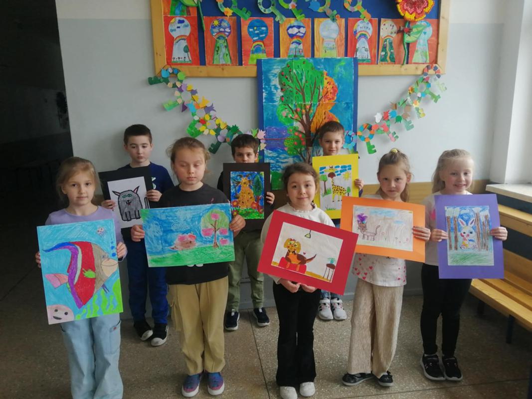 Zdjęcie grupowe uczniów z pracami plastycznymi