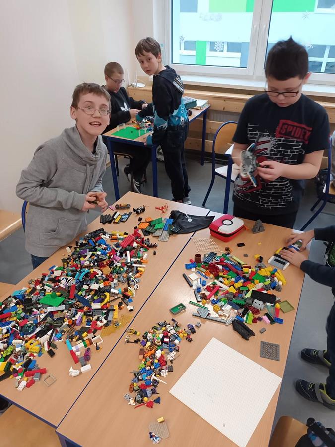 Dzień Lego 3a - dzieci budują z klocków lego