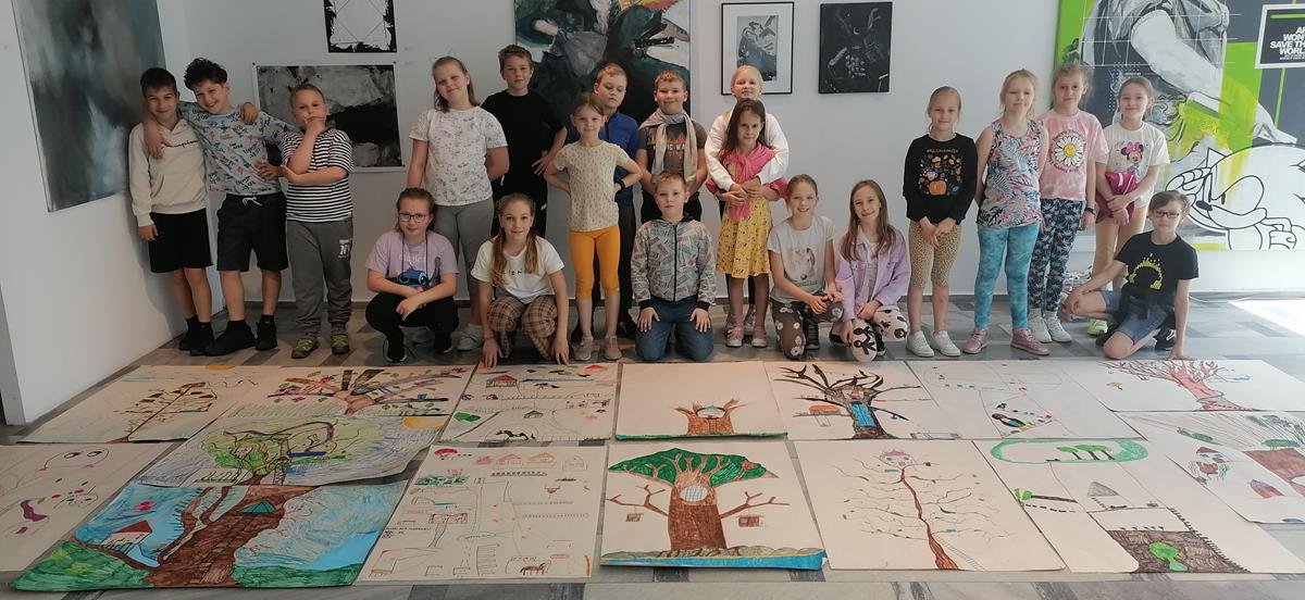 3c odwiedziła Galerię Sztuki Współczesnej w Opolu - zdjęcie grupowe uczniów